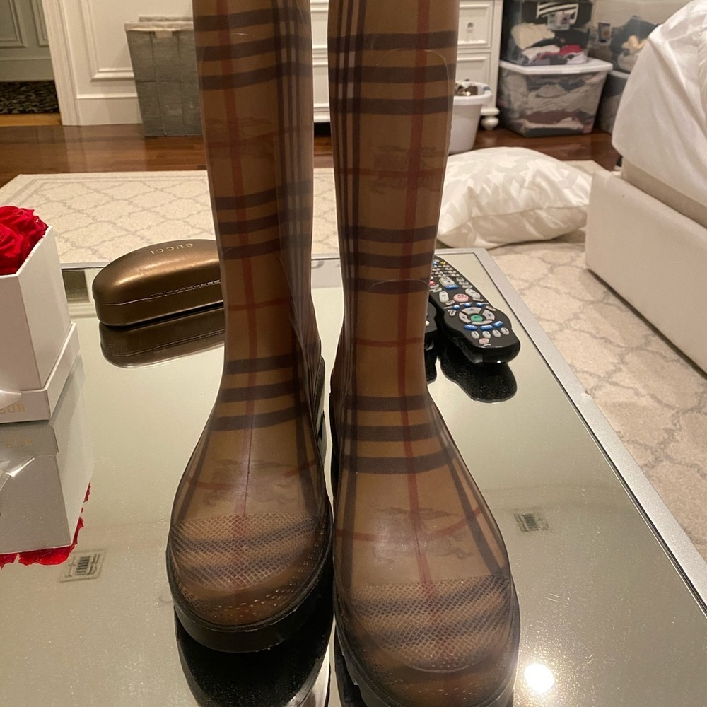 Burberry rain boots - Picture 2 of 3